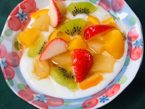 フルーツアイスティーの果物トッピングヨーグルト
